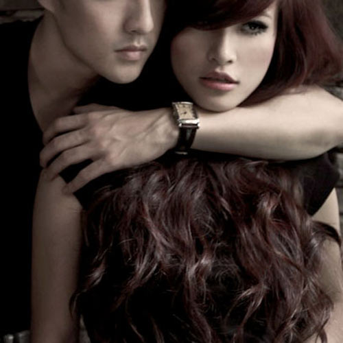 Đông Nhi 'âu yếm' bên chàng trai giấu mặt